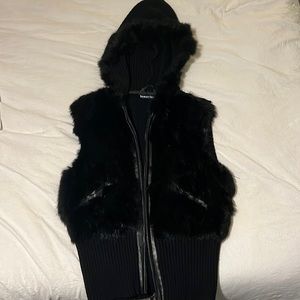 Jennyfer J black faux fur vest with hood - medium child
